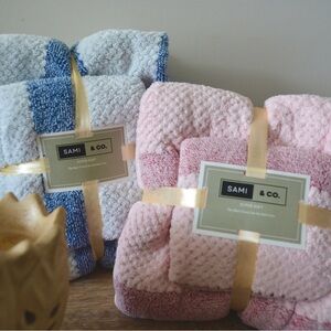 SAMI & CO. Blue and Pink Towel Set